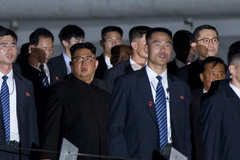 Kim Jong Un (M) besucht das Stadtviertel Marina Bay in Singapur.