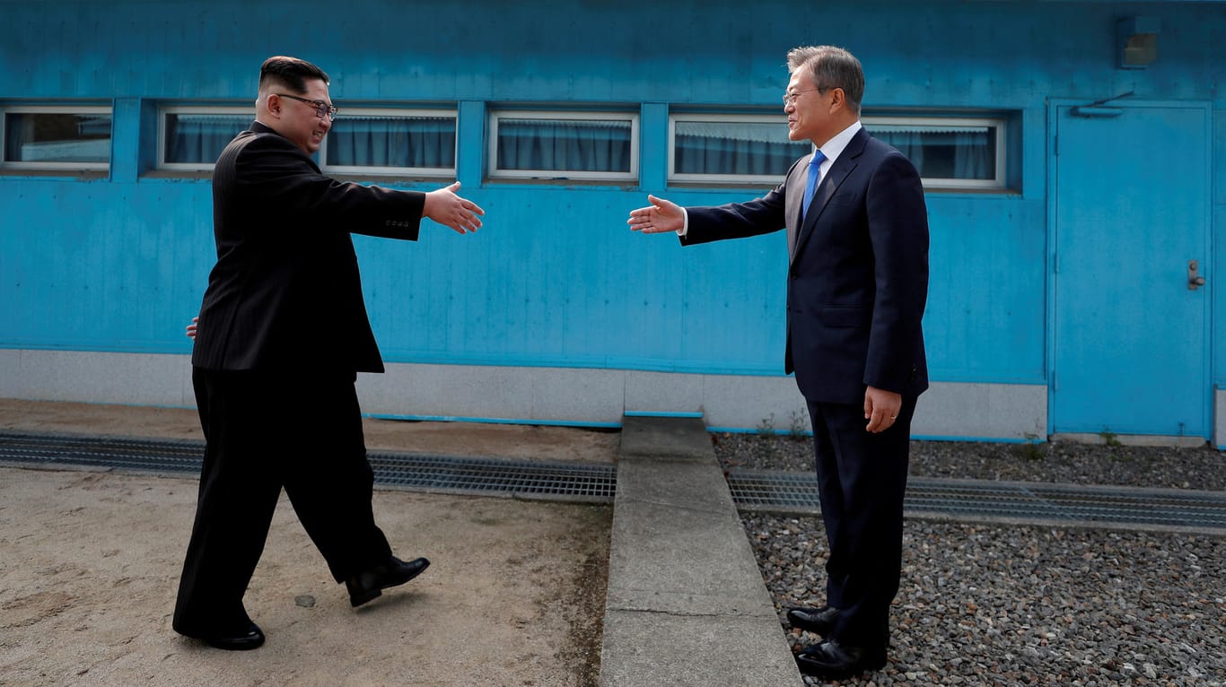 Kim Jong Un und Moon Jae In beim historischen Treffen in Panmunjom.
