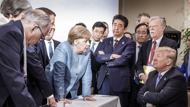 Bundeskanzlerin Merkel spricht mit US-Präsident Trump am Rande der offiziellen Tagesordnung. Bundeskanzlerin Merkel spricht mit US-Präsident Trump am Rande der offiziellen Tagesordnung.