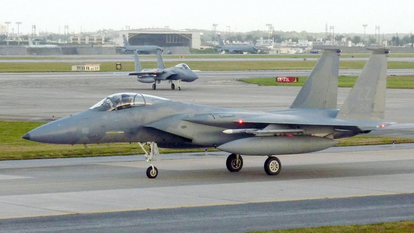 Ein F15-Kampfjet startet auf dem US-Luftwaffenstützpunkt in Kadena in Japan: Bei einem mutmaßlichen Absturz einer F15 vor der japanischen Küste, konnte sich der Pilot offenbar noch mit dem Schleudersitz retten.