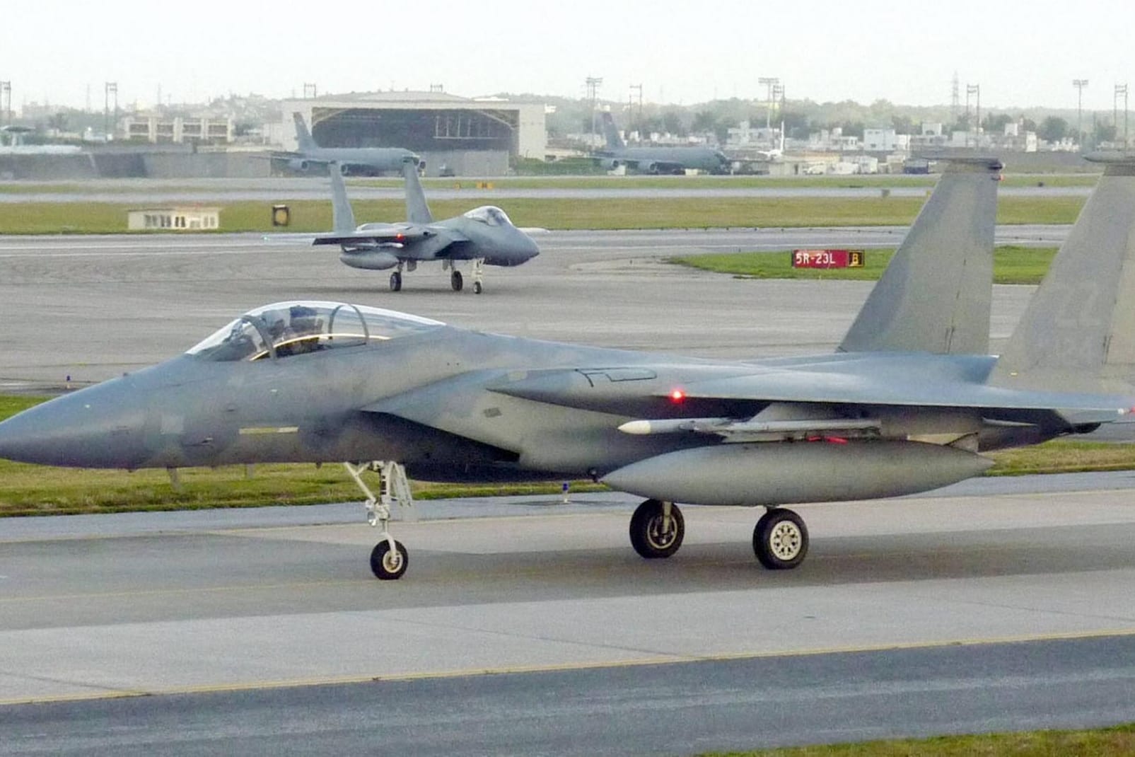 Ein F15-Kampfjet startet auf dem US-Luftwaffenstützpunkt in Kadena in Japan: Bei einem mutmaßlichen Absturz einer F15 vor der japanischen Küste, konnte sich der Pilot offenbar noch mit dem Schleudersitz retten.