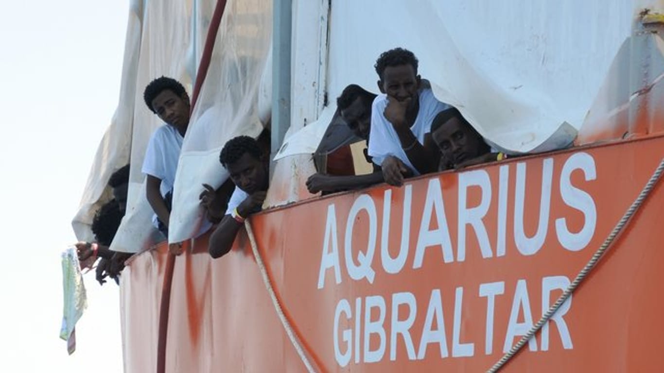 Aus Seenot gerettete Migranten blicken im Juni 2017 von der "Aquarius" herunter.