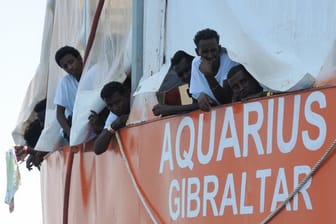 Aus Seenot gerettete Migranten blicken im Juni 2017 von der "Aquarius" herunter.