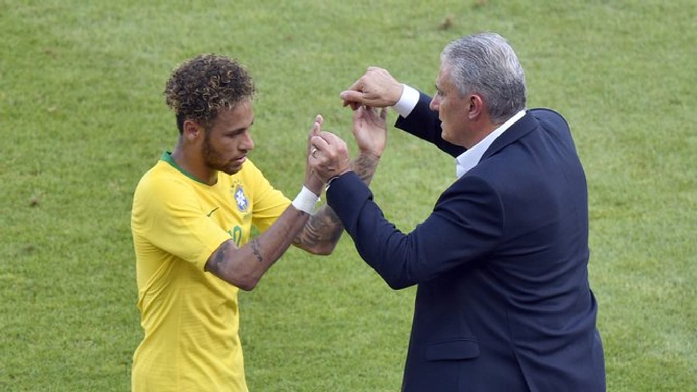 Neymar (l) beeindruckte beim Testspiel gegen Österreich Brasiliens Trainer "Tite" Leonardo Bachi.