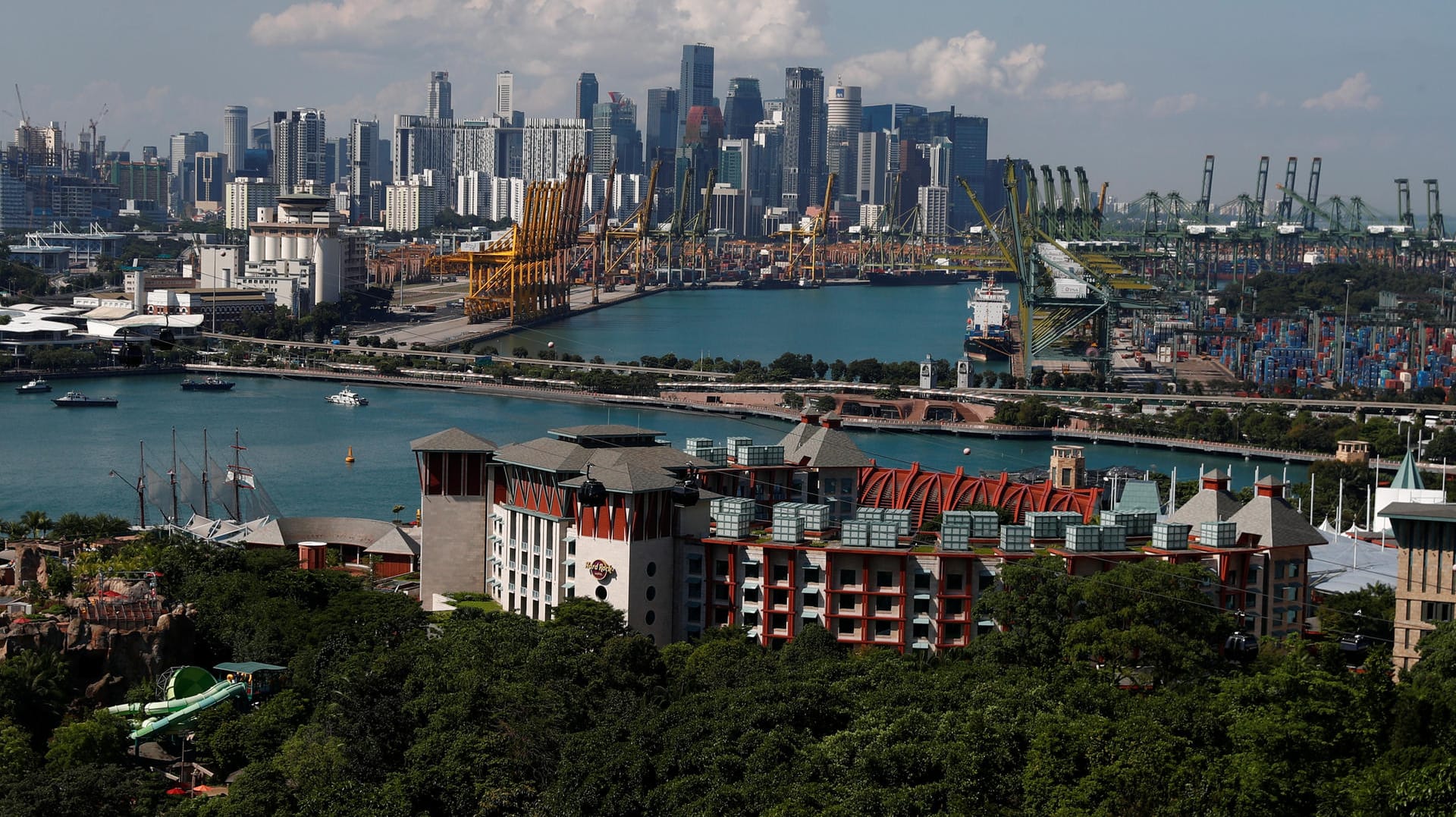 Blick von der Insel Sentosa: Aussicht auf die Skyline des Geschäftsviertels von Singapur.