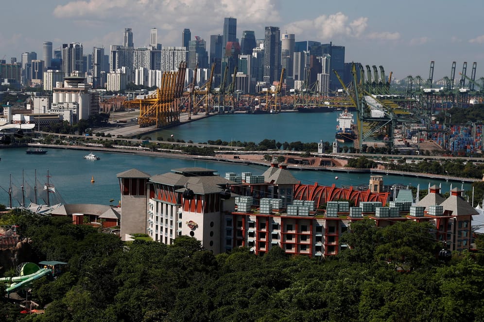 Blick von der Insel Sentosa: Aussicht auf die Skyline des Geschäftsviertels von Singapur.