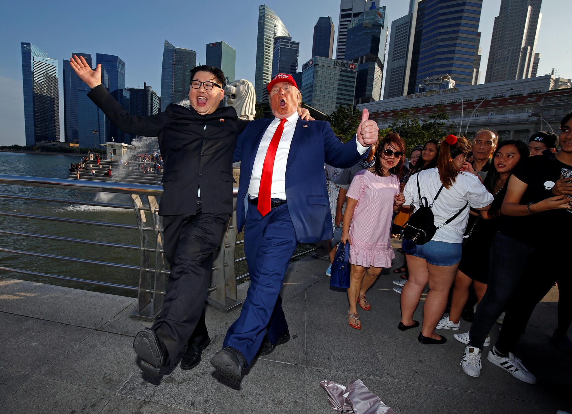 Doppelgänger: Howard (li.) und Dennis Alan (re.) posieren als Donald Trump und Kim Jong Un in Singapur.