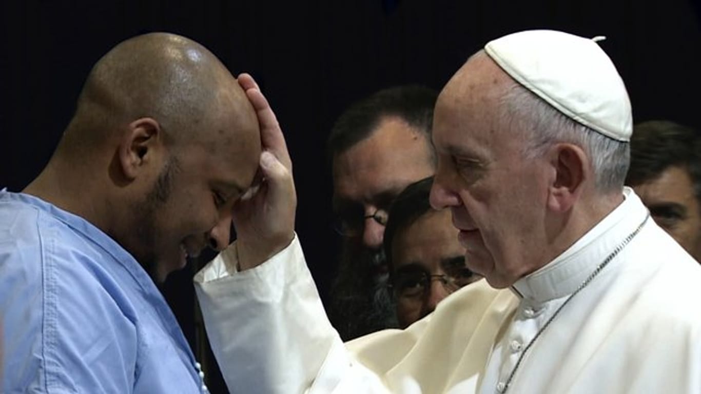 Doku über den Papst: Mit seinem Charisma nimmt Franziskus rasch für sich ein.