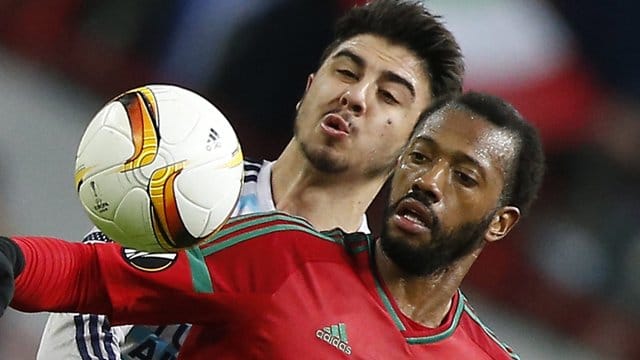 Zunächst die Gruppe überstehen: Portugals Mittelfeldspieler Manuel Fernandes (r) legt die Ziele bei der WM nicht zu hoch.