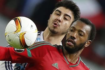 Zunächst die Gruppe überstehen: Portugals Mittelfeldspieler Manuel Fernandes (r) legt die Ziele bei der WM nicht zu hoch.