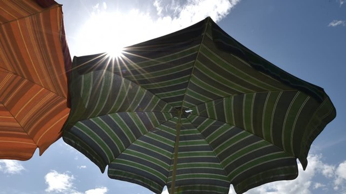 Sonnenschirme aus Kunststofffasern halten den Großteil der UV-Strahlung ab.