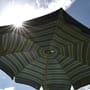 Immobilien: Sonnenschirme mit Polyester halten UV-Strahlung gut ab