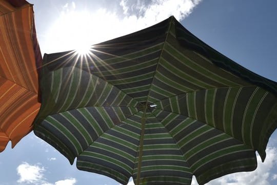 Sonnenschirme aus Kunststofffasern halten den Großteil der UV-Strahlung ab.