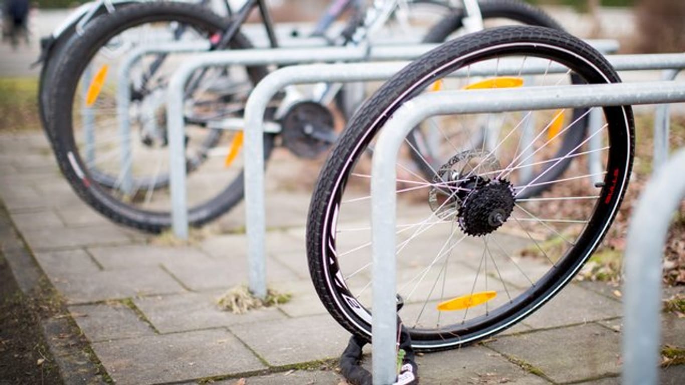 Mit einer Zusatzklausel können sich Radfahrer über die Hausratversicherung auch gegen Fahrraddiebstähle im öffentlichen Raum absichern.