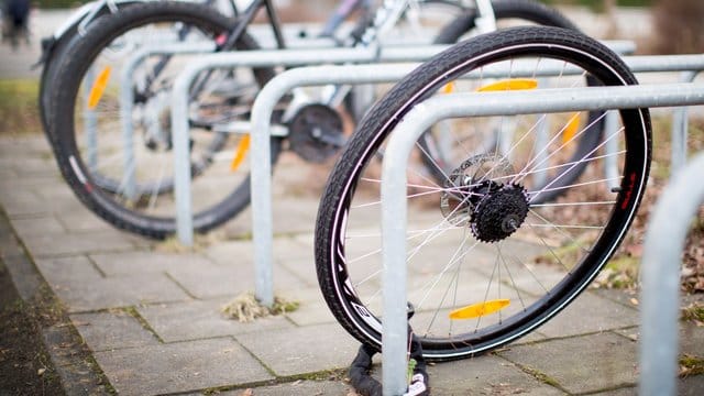 Mit einer Zusatzklausel können sich Radfahrer über die Hausratversicherung auch gegen Fahrraddiebstähle im öffentlichen Raum absichern.