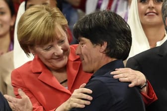Angela Merkel (l.) mit Bundestrainer Joachim Löw: Für die Fußball-WM in Russland wünscht sich die Bundeskanzlerin, dass Fans auch wieder für Ilkay Gündogan klatschen.