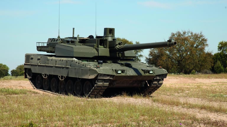 Der erste europäische Kampfpanzer besteht aus dem Unterbau eines deutschen Leopard 2 A7 und dem Aufbau eines französischen Leclerc.