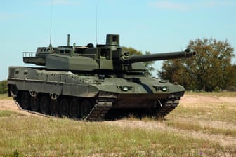 Der erste europäische Kampfpanzer besteht aus dem Unterbau eines deutschen Leopard 2 A7 und dem Aufbau eines französischen Leclerc.