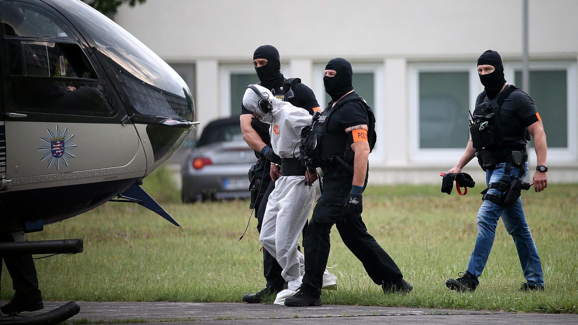 Ali B., der Tatverdächtige im Todesfall Susanna, wird von einer Spezialeinheit zu einem Polizeihubschrauber gebracht: Er gestand, die 14-Jährige getötet zu haben. Ali B., der Tatverdächtige im Todesfall Susanna, wird von einer Spezialeinheit zu einem Polizeihubschrauber gebracht: Er gestand, die 14-Jährige getötet zu haben.