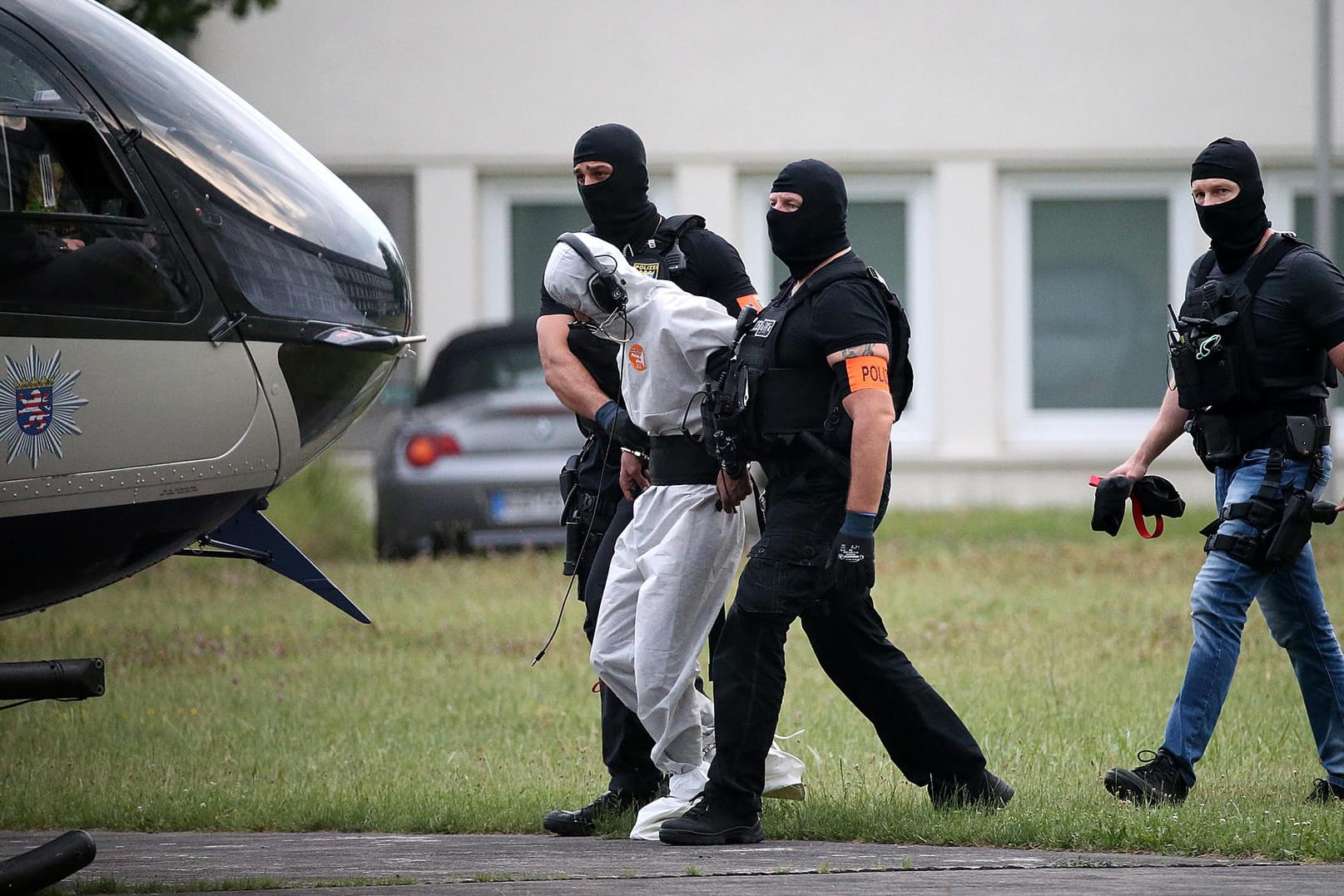Ali B., der Tatverdächtige im Todesfall Susanna, wird von einer Spezialeinheit zu einem Polizeihubschrauber gebracht: Er gestand, die 14-Jährige getötet zu haben.