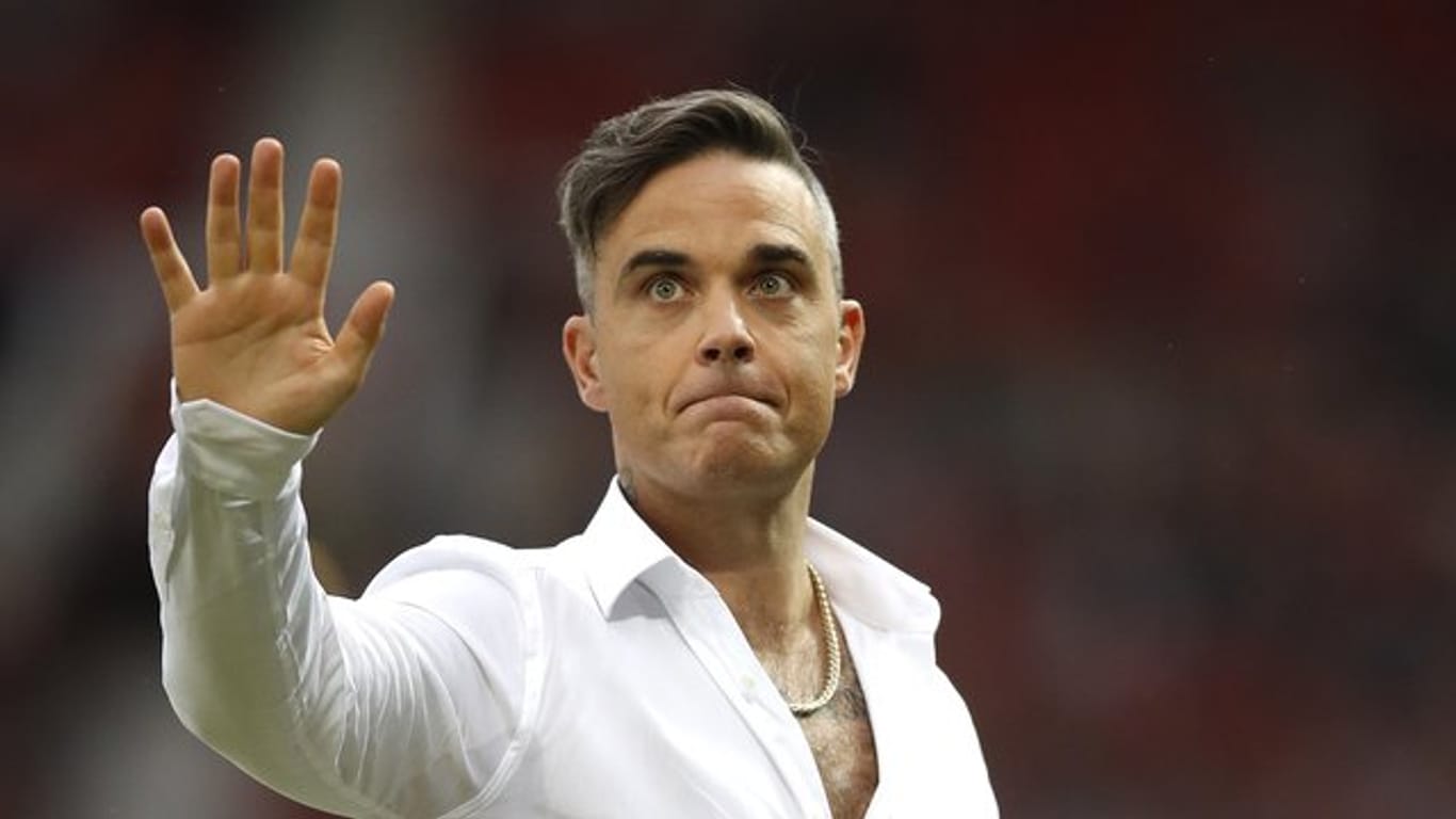 Robbie Williams im Vorfeld des Wohltätigkeitsspiels "UNICEF Soccer Aid" im Old Trafford.