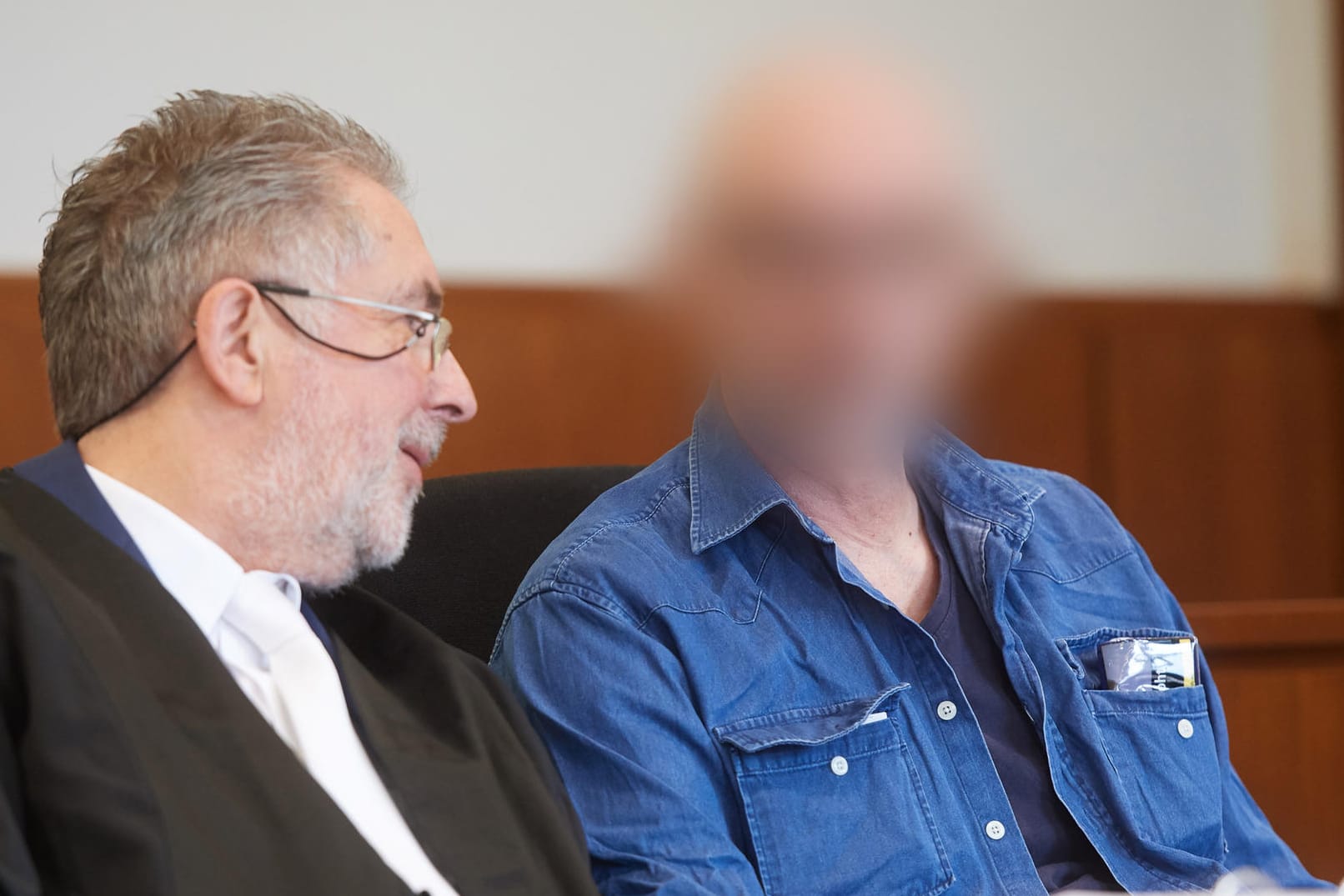 Der Angeklagte neben seinem Verteidiger Michael Aßhauer: Werner S. wurde zu einer Bewährungsstrafe von zwei Jahren verurteilt.
