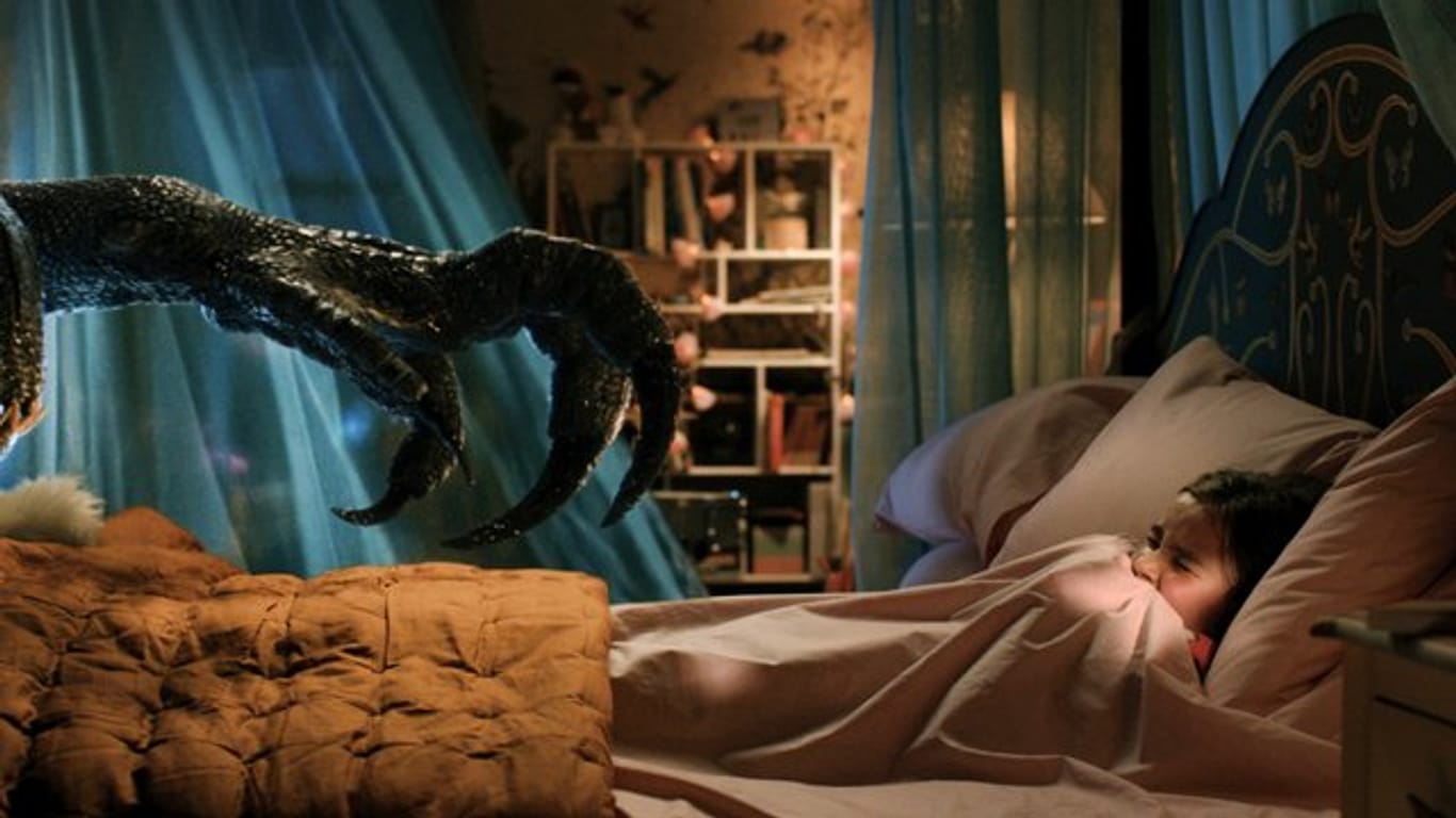 Maisie (Isabella Sermon) in einer Szene des Films "Jurassic World 2 - Das gefallene Königreich".