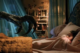Maisie (Isabella Sermon) in einer Szene des Films "Jurassic World 2 - Das gefallene Königreich".