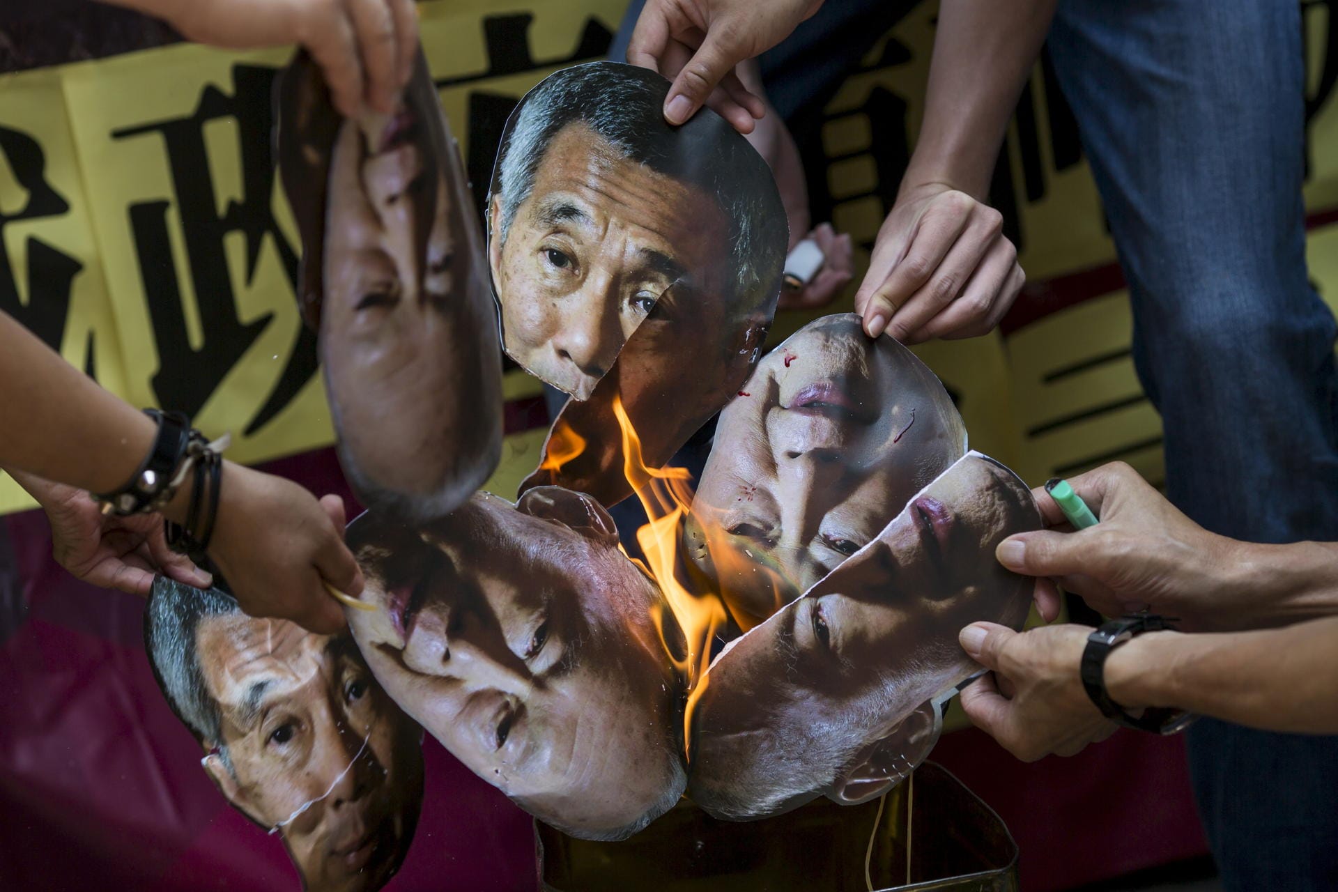 Verbotene Demonstration: Menschen protestieren in Hong Kong gegen Premierminister Lee Hsien Loong. Sie fordern die Freilassung eines Bloggers, der wegen einer geposteten Karikatur zu einer Gefängnisstrafe verurteilt wurde. (Archivfoto von 2015)