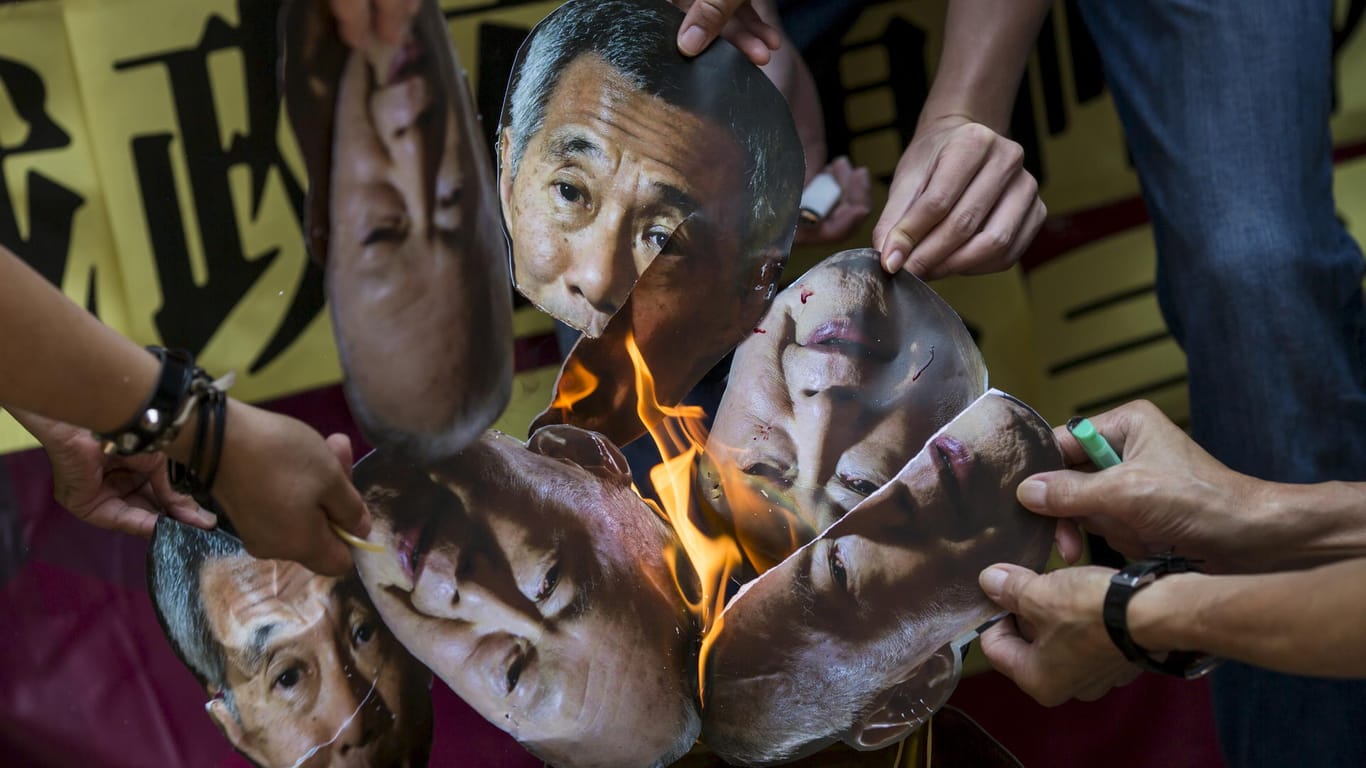 Verbotene Demonstration: Menschen protestieren in Hong Kong gegen Premierminister Lee Hsien Loong. Sie fordern die Freilassung eines Bloggers, der wegen einer geposteten Karikatur zu einer Gefängnisstrafe verurteilt wurde. (Archivfoto von 2015)