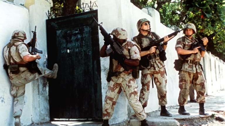 Somalia 1993: Eigentlich sollten US-Truppen im Auftrag der Vereinten Nationen in dem Land Sicherheit herstellen, um die notleidende Bevölkerung versorgen zu können. Stattdessen geraten sie im Kämpfe mit dem Warlord Aidid.
