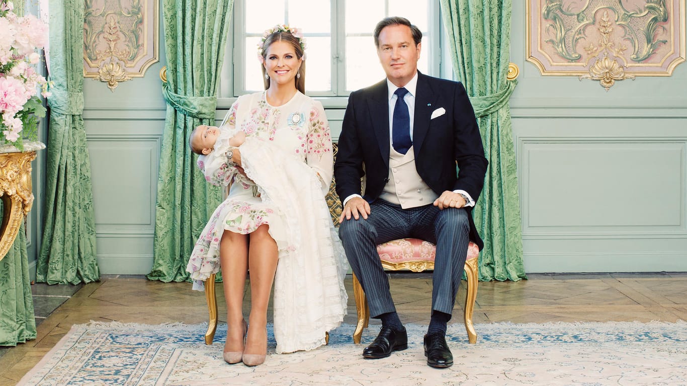 Prinzessin Madeleine und Chris O'Neill mit ihrer Tochter Adrienne: Das offizielle Porträt mit Eltern und Täufling.