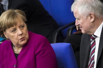 Angela Merkel und Horst Seehofer: Zwischen der Bundeskanzlerin und dem Bundesinnenminister herrscht Dissens um den Asylplan.