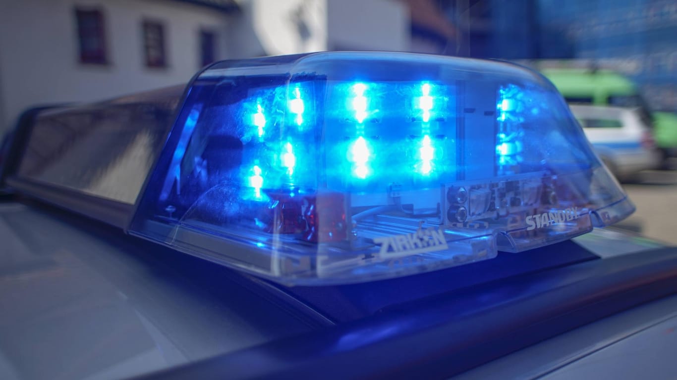 Blaulicht: Wegen eines Notrufs stürmte ein Sondereinsatzkommando der Polizei eine Wohnung in Berlin-Marzahn.