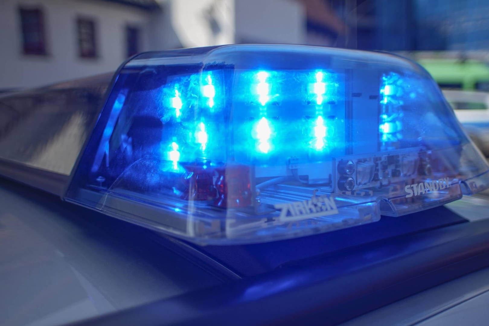Blaulicht: Wegen eines Notrufs stürmte ein Sondereinsatzkommando der Polizei eine Wohnung in Berlin-Marzahn.