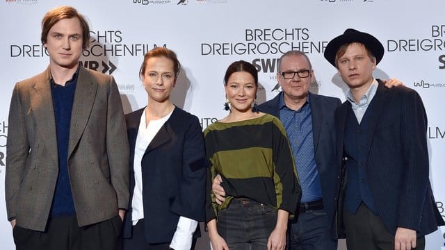 Die Schauspieler Lars Eidinger (l-r), Claudia Michelsen, Hannah Herzsprung, Joachim Król und Robert Stadlober bei einem Photocall zum Filmprojekt "Brechts Dreigroschenfilm".