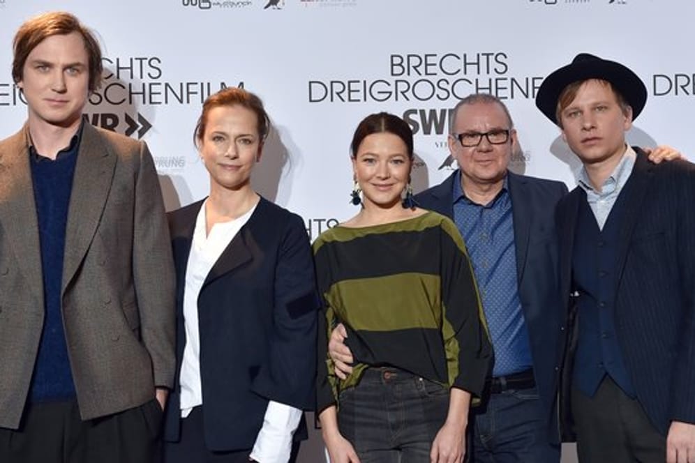 Die Schauspieler Lars Eidinger (l-r), Claudia Michelsen, Hannah Herzsprung, Joachim Król und Robert Stadlober bei einem Photocall zum Filmprojekt "Brechts Dreigroschenfilm".