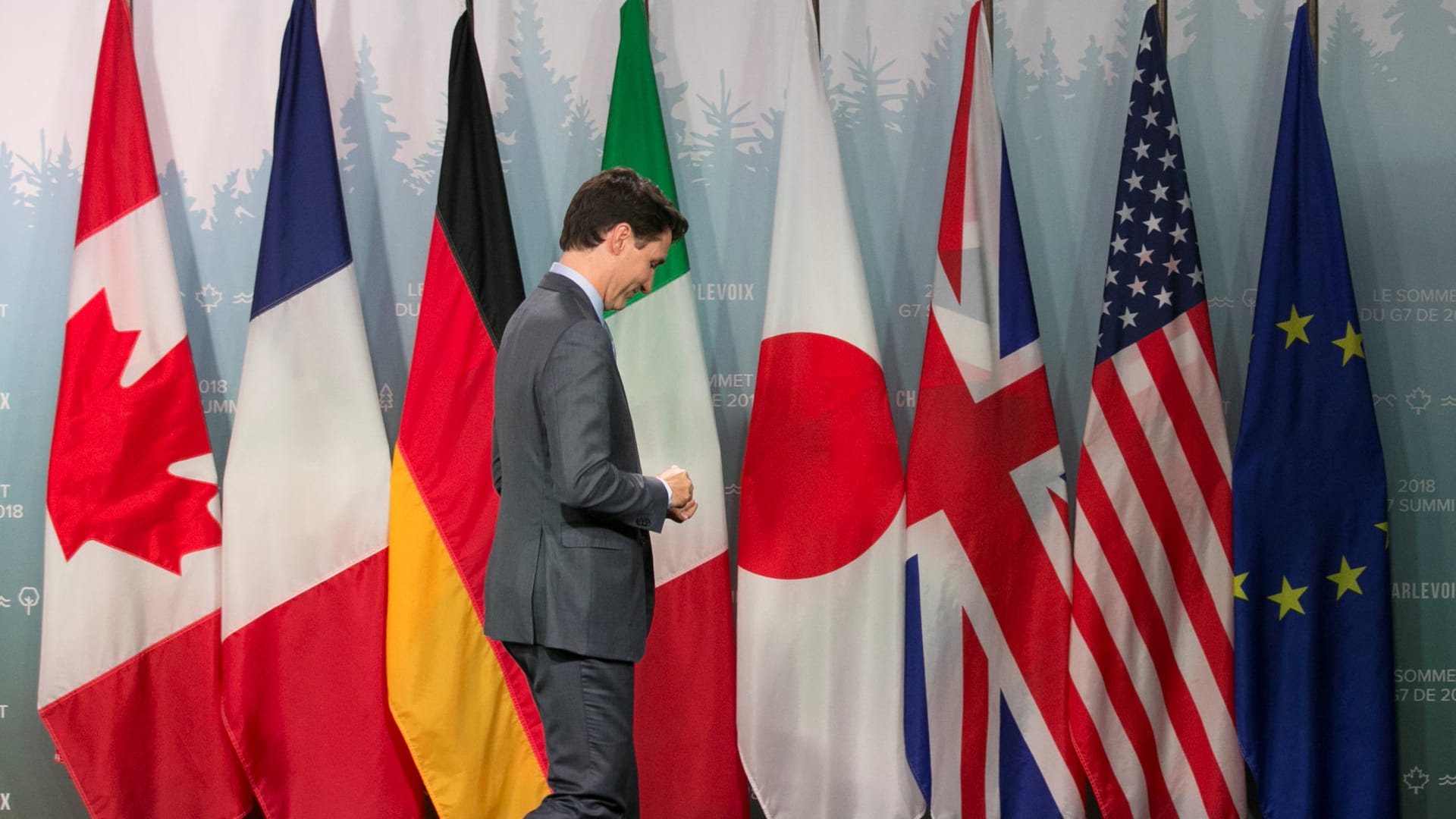 Gastgeber Justin Trudeau verlässt die Pressekonferenz nach dem G7-Gipfel: Wie machtlos das Treffen ist, zeigte US-Präsident Donald Trump anschließend mit seinem Rückzieher per Tweet.