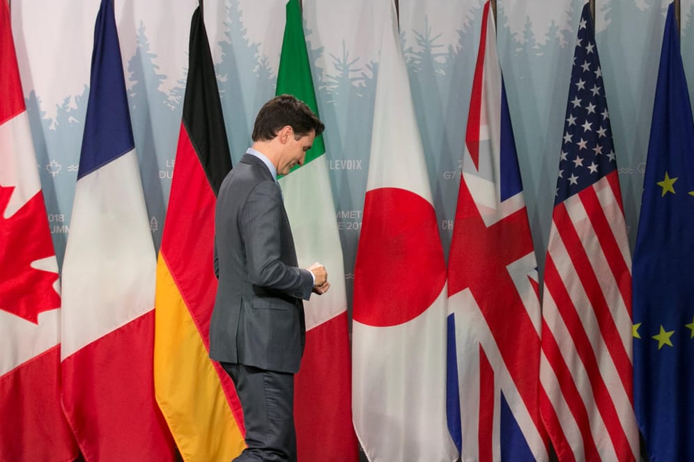 Gastgeber Justin Trudeau verlässt die Pressekonferenz nach dem G7-Gipfel: Wie machtlos das Treffen ist, zeigte US-Präsident Donald Trump anschließend mit seinem Rückzieher per Tweet.