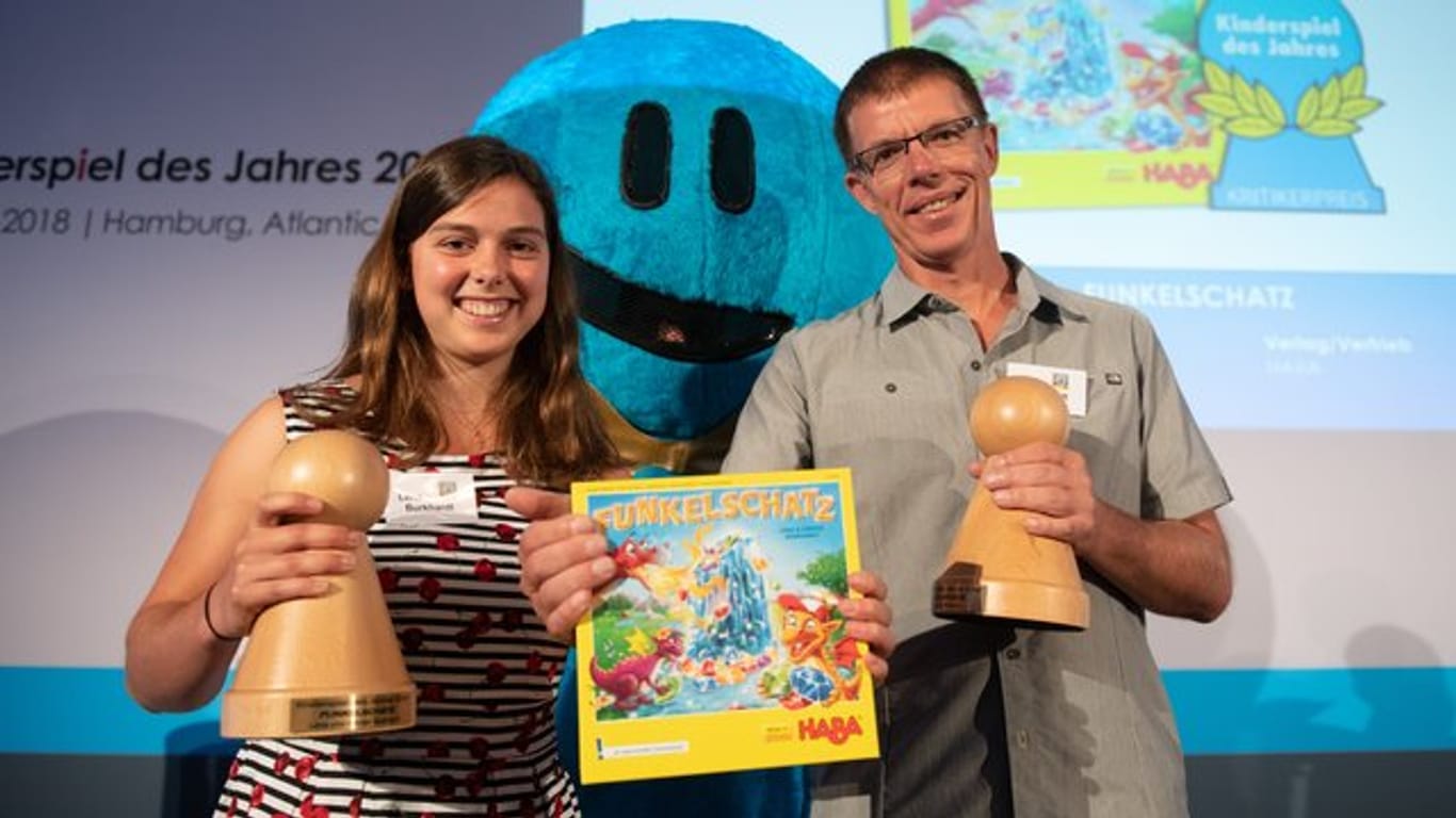 Die Autoren Günter und Lena Burkhardt nach der Preisverleihung für ihr "Kinderspiel des Jahres 2018".