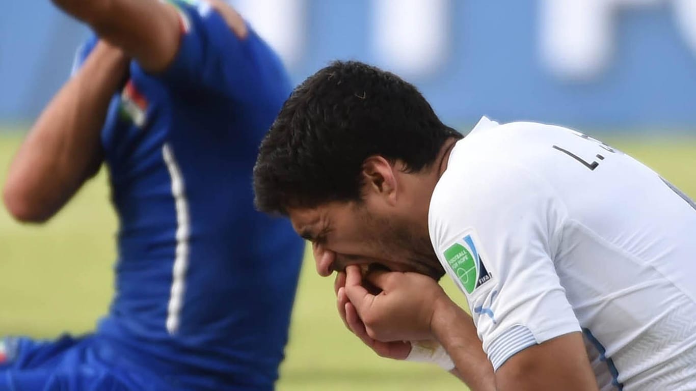 Uruguays Luis Suarez (r.) nach seiner Beiß-Attacke gegen Italiens Girgio Chiellini bei der WM 2014: Bei der WM in Russland ist Beißen offiziell verboten.