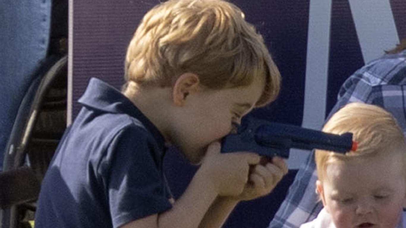 Prinz George: Der kleine Royal hat eine Spielzeugpistole dabei.