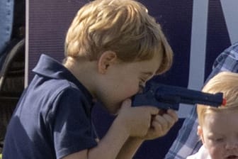 Prinz George: Der kleine Royal hat eine Spielzeugpistole dabei.