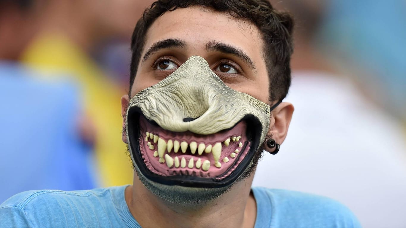 Ein Uruguay-Fan huldigt Luis Suarez bei der WM 2014: Der Stürmer hatte Italiens Girgio Chiellini gebissen.