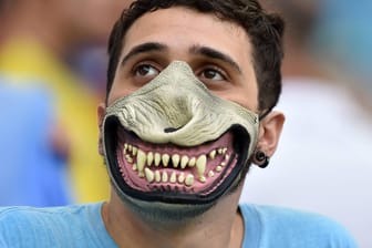 Ein Uruguay-Fan huldigt Luis Suarez bei der WM 2014: Der Stürmer hatte Italiens Girgio Chiellini gebissen.