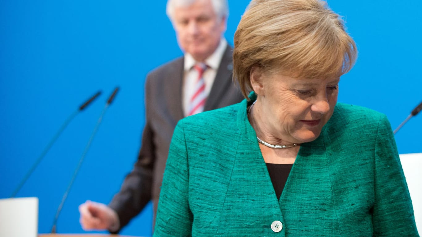Merkel und Seehofer: Bald schon könnte die Kanzlerin den Innenminister hinter sich lassen – wenn er zu sehr am bayrischen Wahlkampf hängt.