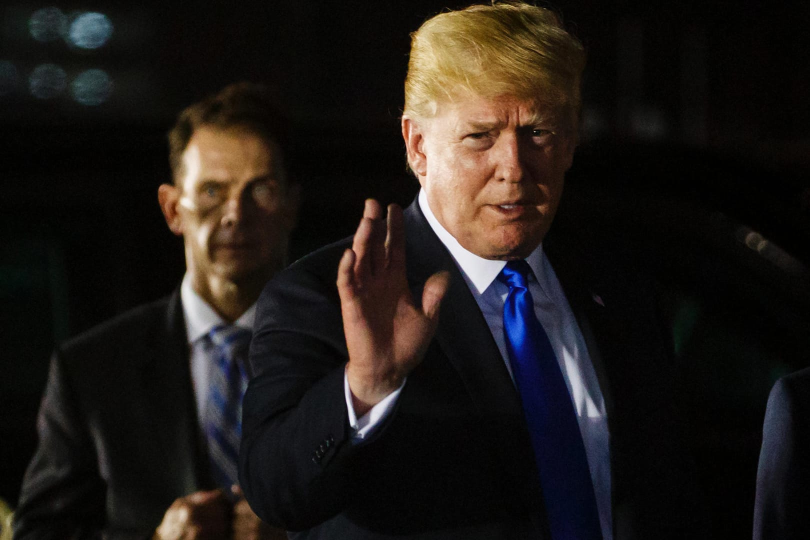 US-Präsident Donald Trump kommt zu dem Gipfel mit Nordkorea Kim Jong Un in Singapur an: Kim und Trump verfolgen beim historischen Gipfel auch innenpolitische Ziele.