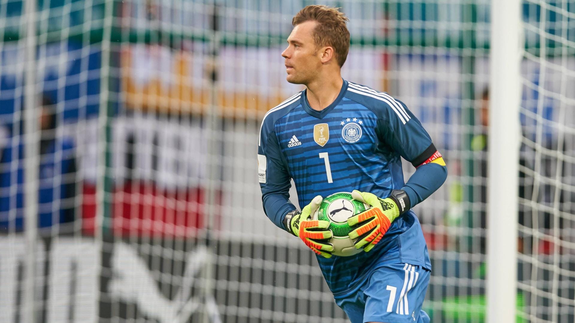 Eigentlich darf Manuel Neuer den Ball nur sechs Sekunden in der Hand halten. Doch Schiedsrichter sind hierbei aus gutem Grund tolerant.