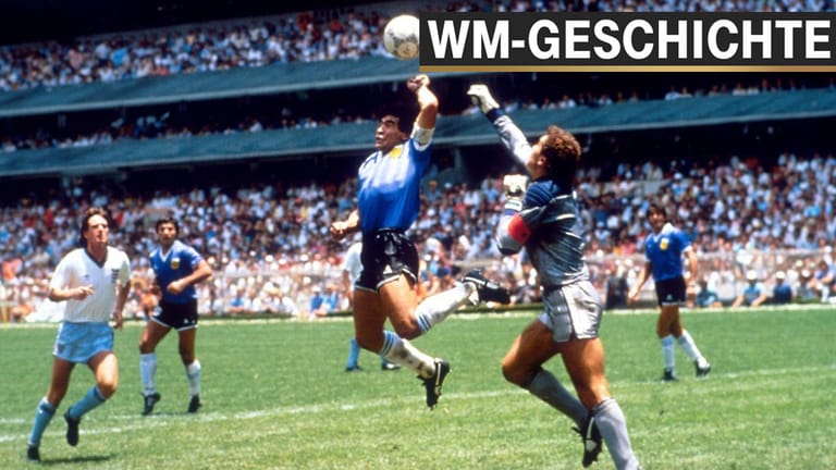 Argentiniens Diego Maradona erzielt am 22. Juni 1986 in Mexiko-City mit 'Hilfe der Hand Gottes' gegen Englands Torwart Peter Shilton das 1:0 für Argentinien im Viertelfinale.