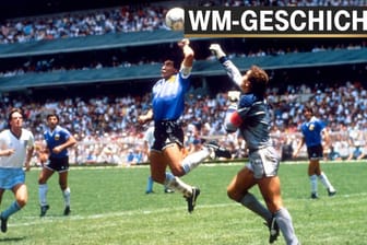 Argentiniens Diego Maradona erzielt am 22. Juni 1986 in Mexiko-City mit 'Hilfe der Hand Gottes' gegen Englands Torwart Peter Shilton das 1:0 für Argentinien im Viertelfinale.